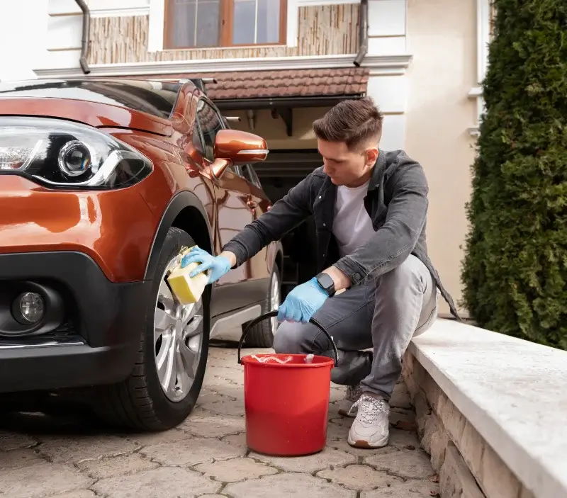 Lavage auto à domicile Frouville : professionnel intervenant sur un véhicule